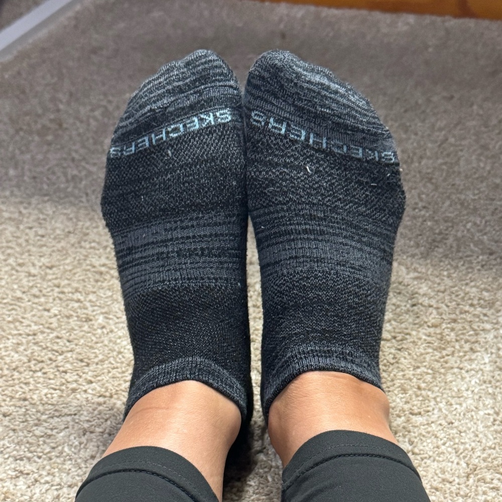 Skechers Women’s 5-7 Aqua and Grey Low Cut Socks